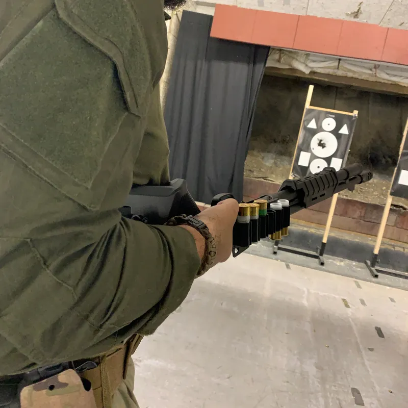 Flinte mit Patronenhalter auf dem Weg ins Ziel